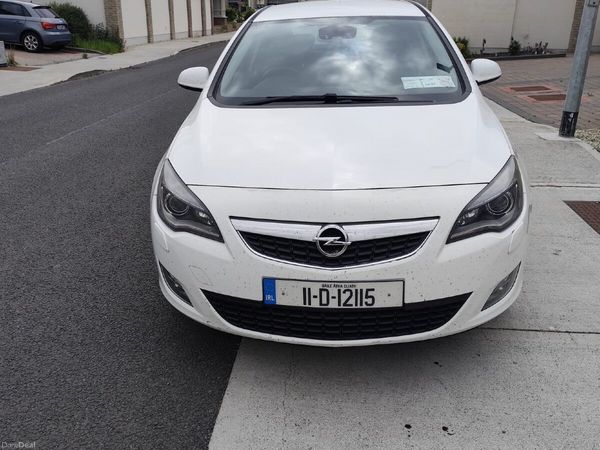Opel Astra Hatchback, Petrol, 2011, White