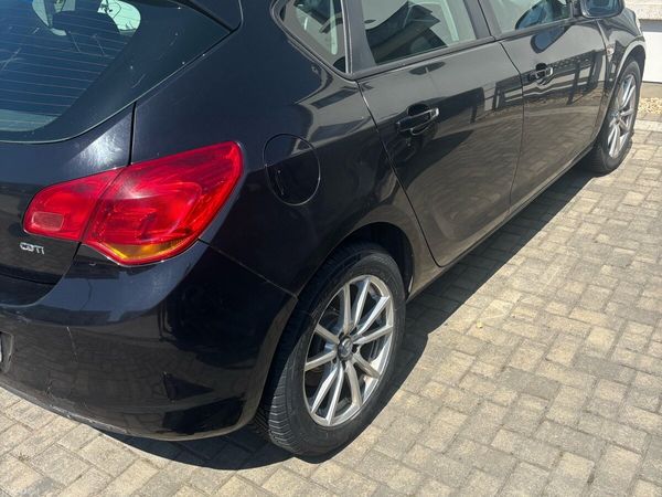 Vauxhall Astra Hatchback, Diesel, 2011, Black