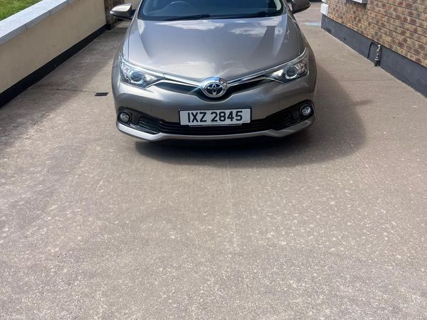 Toyota Auris Hatchback, Diesel, 2015, Bronze