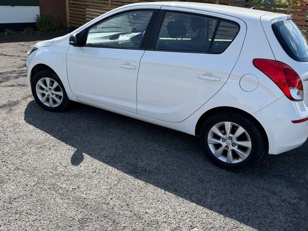 Hyundai i20 Hatchback, Petrol, 2012, White