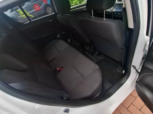 Suzuki Swift Hatchback, Petrol, 2012, White