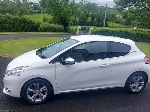 Peugeot 208 Hatchback, Petrol, 2015, White