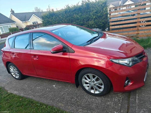 Toyota Auris Hatchback, Diesel, 2013, Red