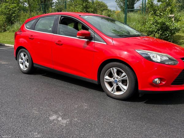 Ford Focus Hatchback, Petrol, 2013, Red