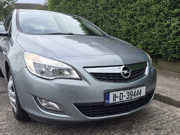 Opel Astra Hatchback, Petrol, 2011, Silver