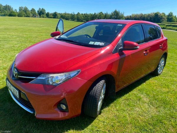 Toyota Auris Hatchback, Diesel, 2013, Red