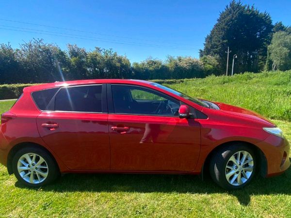 Toyota Auris Hatchback, Diesel, 2013, Red