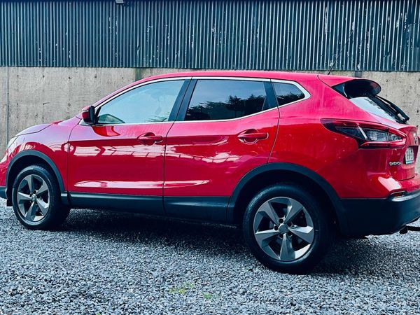 Nissan Qashqai Hatchback, Diesel, 2018, Red