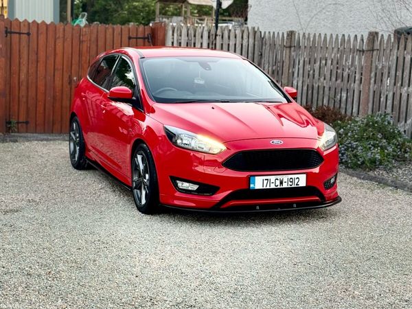 Ford Focus Hatchback, Petrol, 2017, Red