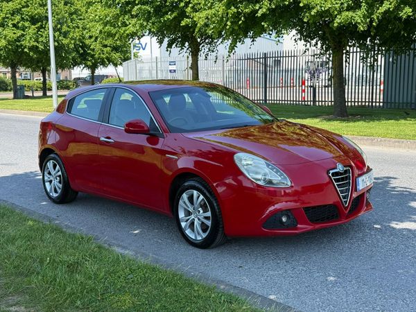 Alfa Romeo Giulietta Hatchback, Petrol, 2011, Red
