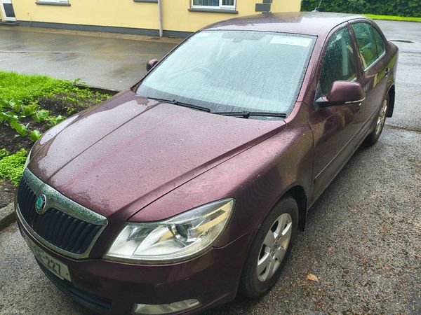Skoda Octavia Saloon, Diesel, 2012, Red