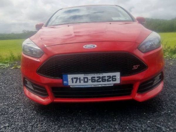 Ford Focus Hatchback, Diesel, 2017, Red
