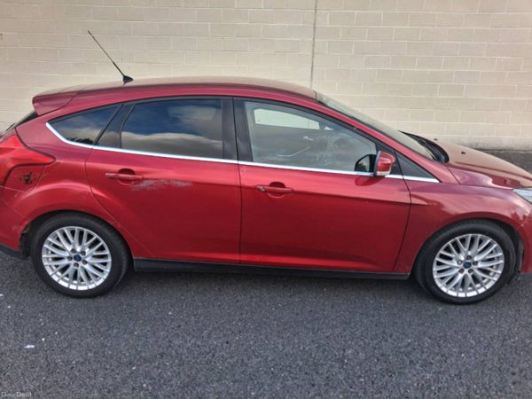 Ford Focus Hatchback, Petrol, 2012, Red