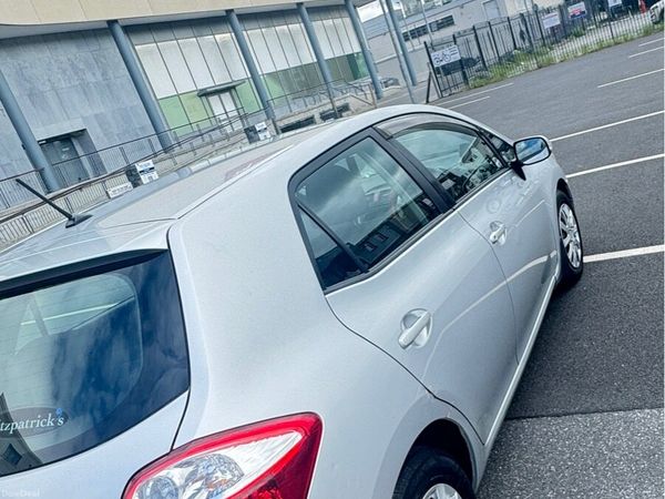 Toyota Auris Hatchback, Diesel, 2010, Silver