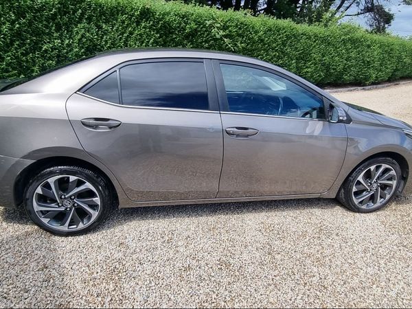 Toyota Corolla Saloon, Diesel, 2017, Grey