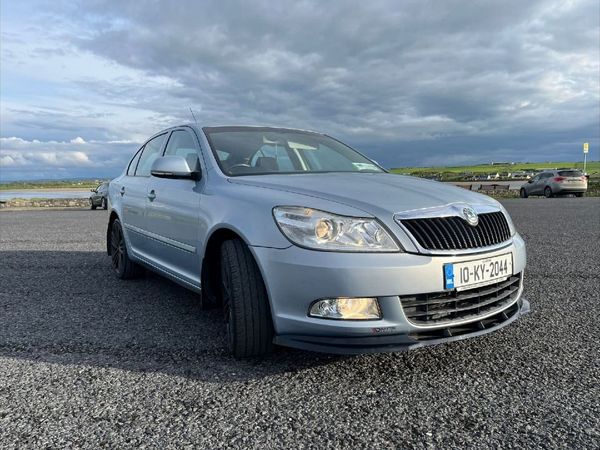 Skoda Octavia Saloon, Petrol, 2010, Blue