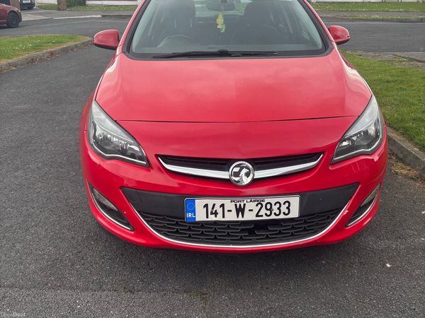 Vauxhall Astra Hatchback, Petrol, 2014, Red