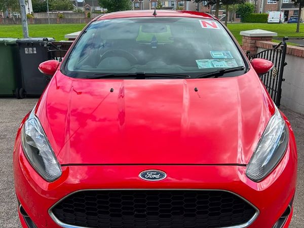 Ford Fiesta Hatchback, Petrol, 2016, Red