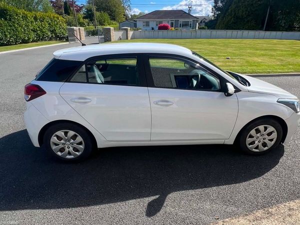 Hyundai i20 Hatchback, Petrol, 2015, White