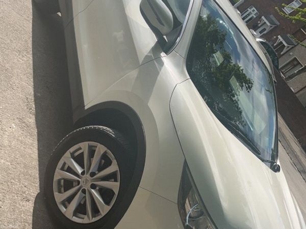 Nissan Qashqai Hatchback, Diesel, 2014, White