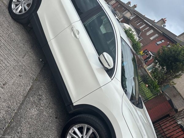 Nissan Qashqai Hatchback, Diesel, 2014, White
