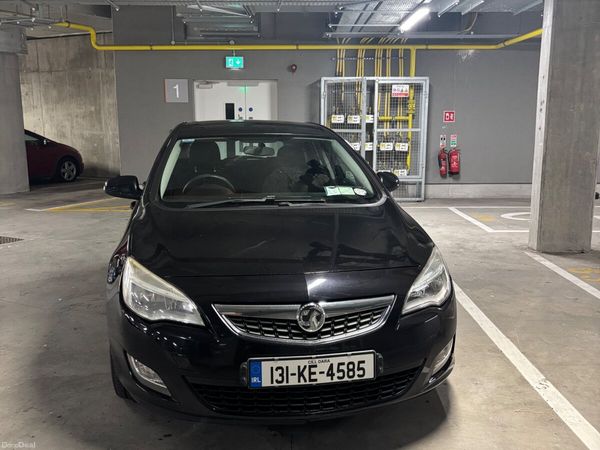 Vauxhall Astra Hatchback, Petrol, 2013, Black
