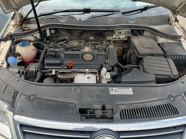 Volkswagen Passat Saloon, Petrol, 2010, Silver