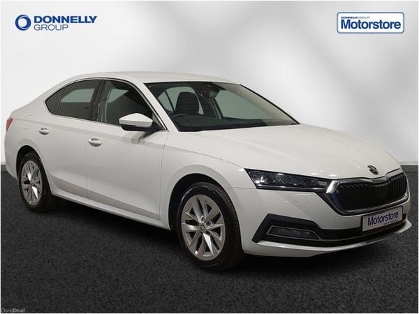 Skoda Octavia Hatchback, Petrol Hybrid, 2021, White
