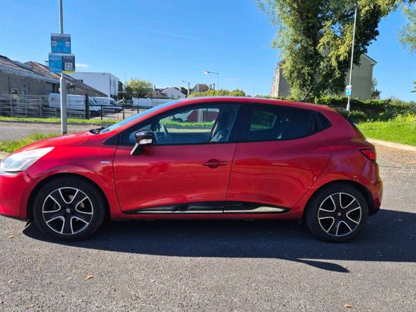 Renault Clio Hatchback, Petrol, 2015, Red