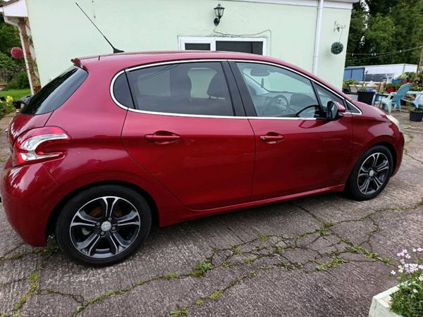 Peugeot 208 Hatchback, Diesel, 2012, Red