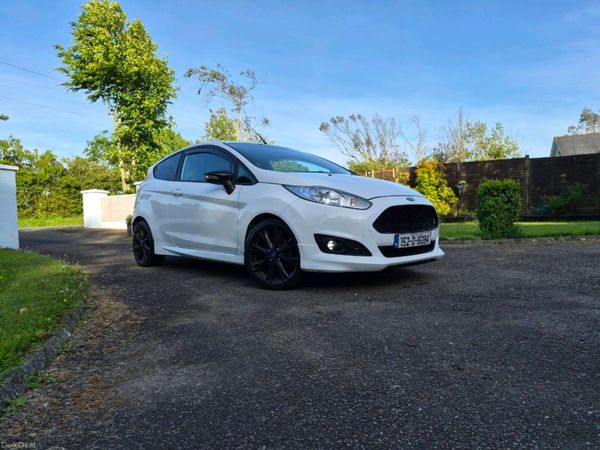 Ford Fiesta Hatchback, Petrol, 2015, White