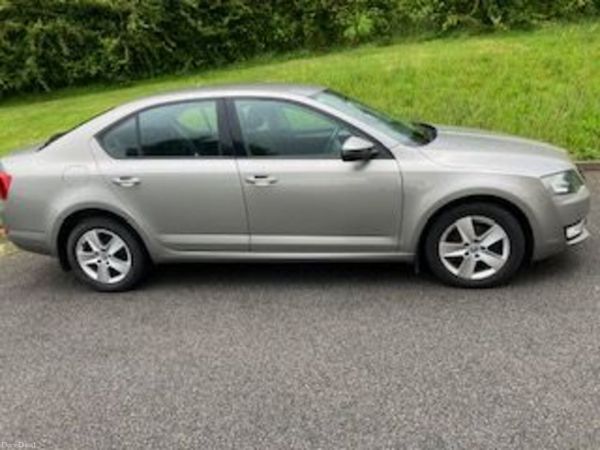 Skoda Octavia Saloon, Diesel, 2017, Yellow