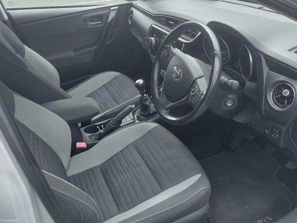Toyota Auris Hatchback, Diesel, 2016, Silver