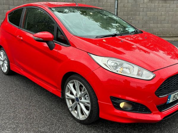 Ford Fiesta Hatchback, Petrol, 2015, Red
