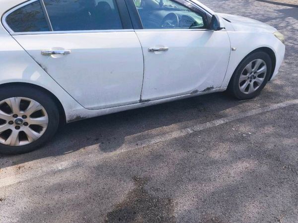 Vauxhall Insignia Hatchback, Diesel, 2011, White