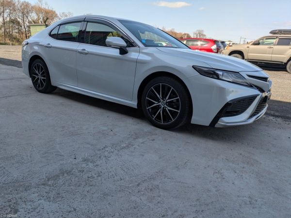 Toyota Camry Saloon, Petrol Hybrid, 2023, White