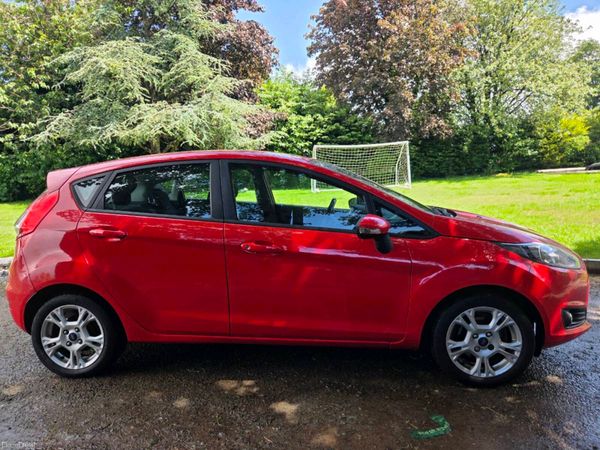 Ford Fiesta Hatchback, Petrol, 2015, Red
