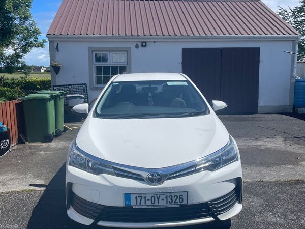 Toyota Corolla Saloon, Diesel, 2017, White