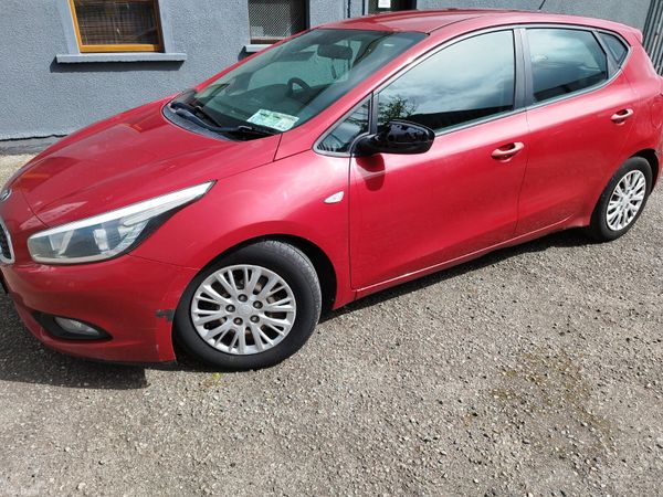 Kia Ceed Hatchback, Diesel, 2013, Red
