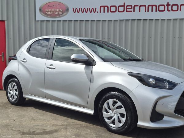 Toyota Yaris Hatchback, Petrol Hybrid, 2021, Silver