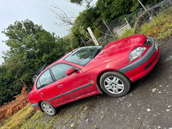 Toyota Avensis Saloon, Petrol, 2002, Red