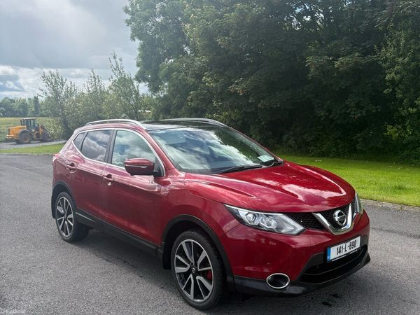 Nissan Qashqai Hatchback, Diesel, 2014, Red