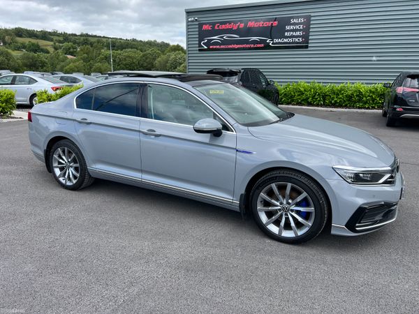 Volkswagen Passat Saloon, Petrol Hybrid, 2021, Grey