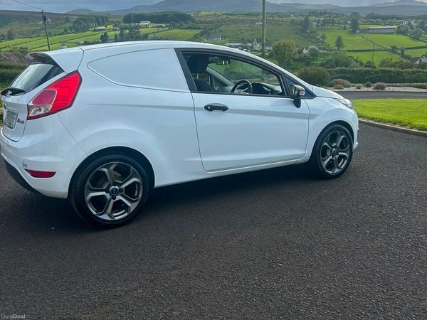 Ford Fiesta Hatchback, Diesel, 2017, White