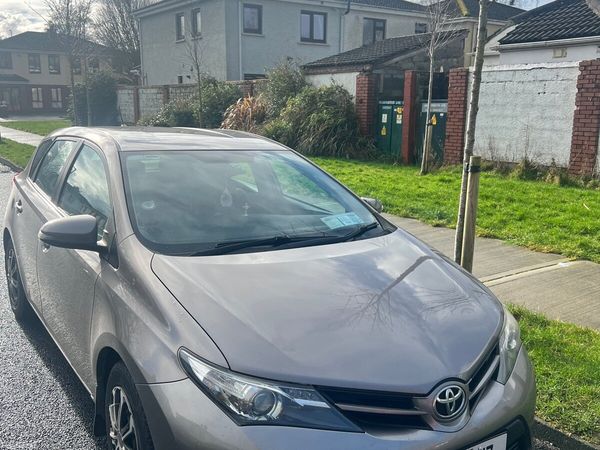 Toyota Auris Hatchback, Diesel, 2013, Bronze
