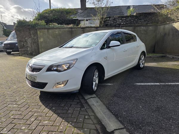 Vauxhall Astra Hatchback, Petrol, 2012, White