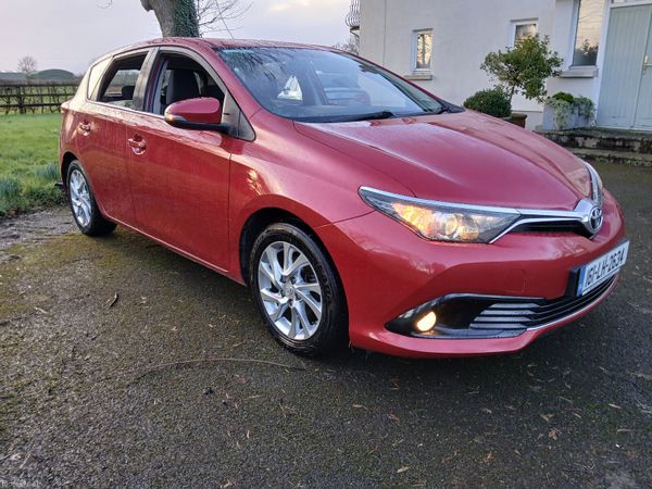 Toyota Auris Hatchback, Diesel, 2016, Red