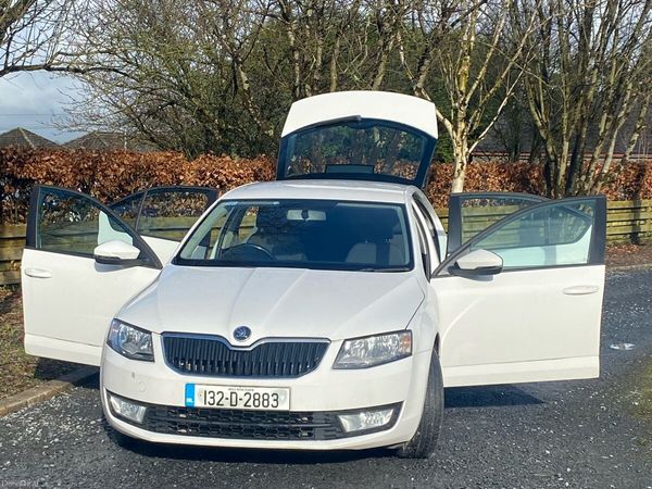 Skoda Octavia Saloon, Diesel, 2013, White
