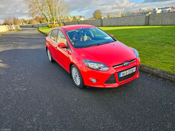 Ford Focus Hatchback, Petrol, 2014, Red