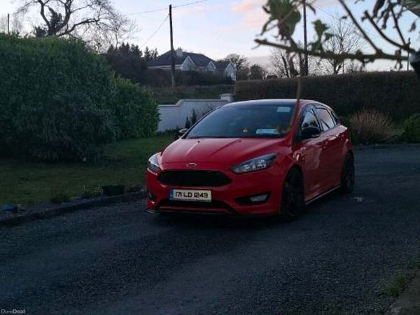 Ford Focus Hatchback, Diesel, 2017, Red